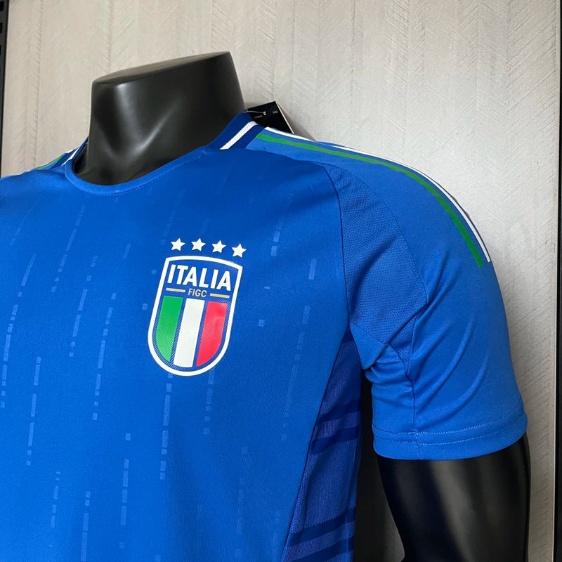 Camisa Itália Home I 2024/25 Adidas Jogador Masculina, azul, modelo slim fit de alta performance, com escudo da seleção italiana e logo Adidas em destaque, feita em tecido leve, respirável e usado pelos atletas.”