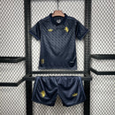 Kit Infantil Juventus Third III 2024/25 Adidas oficial, camisa com cores alternativas e escudo da Juventus em destaque, shorts e meias combinando, uniforme completo para crianças de 3 a 13 anos