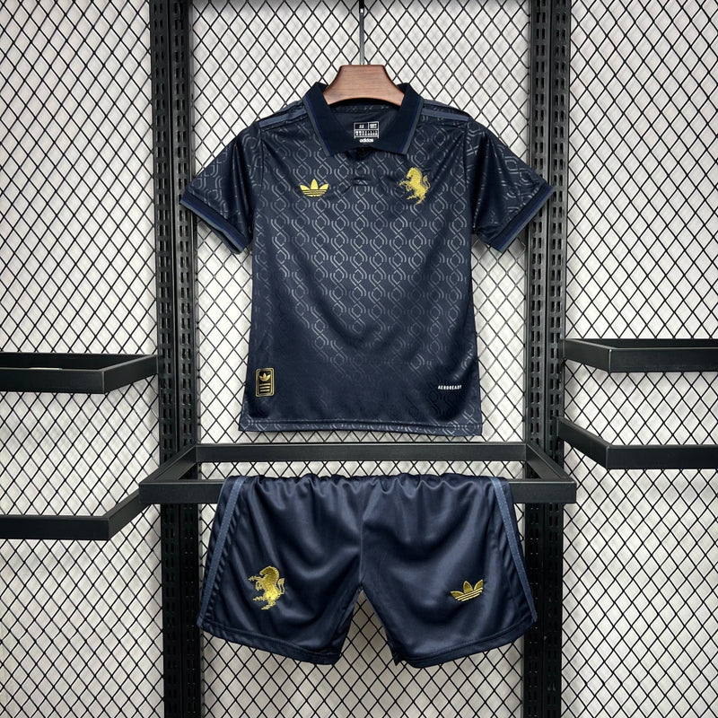 Kit Infantil Juventus Third III 2024/25 Adidas oficial, camisa com cores alternativas e escudo da Juventus em destaque, shorts e meias combinando, uniforme completo para crianças de 3 a 13 anos