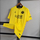 Camisa PSG Pré-Jogo 2023/24 Jordan Torcedor Masculina Amarela, design vibrante e moderno com tecido leve e confortável para torcedores do Paris Saint-Germain.”