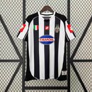 Camisa Juventus Home I 2002/03 Retrô Masculina branca e preta, escudo da Juventus bordado no peito, gola redonda clássica e listras verticais em preto e branco.