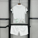 Kit Infantil Portugal Away (2) 2025 Puma – Parte traseira da camisa e shorts, design away moderno para jovens torcedores