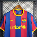 "Camisa Barcelona Home I 2010/11 Nike Masculina, detalhe do logo Nike bordado e tecido premium azul e grená, uniforme oficial para fãs culés."
