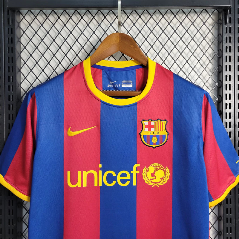 "Camisa Barcelona Home I 2010/11 Nike Masculina, detalhe do logo Nike bordado e tecido premium azul e grená, uniforme oficial para fãs culés."