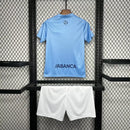 Kit Infantil Celta de Vigo Home (1) 2024/25 Hummel oficial – camisa azul celeste e shorts, uniforme completo para jovens torcedores do Celta, confortável e ideal para treino, lazer ou presente."