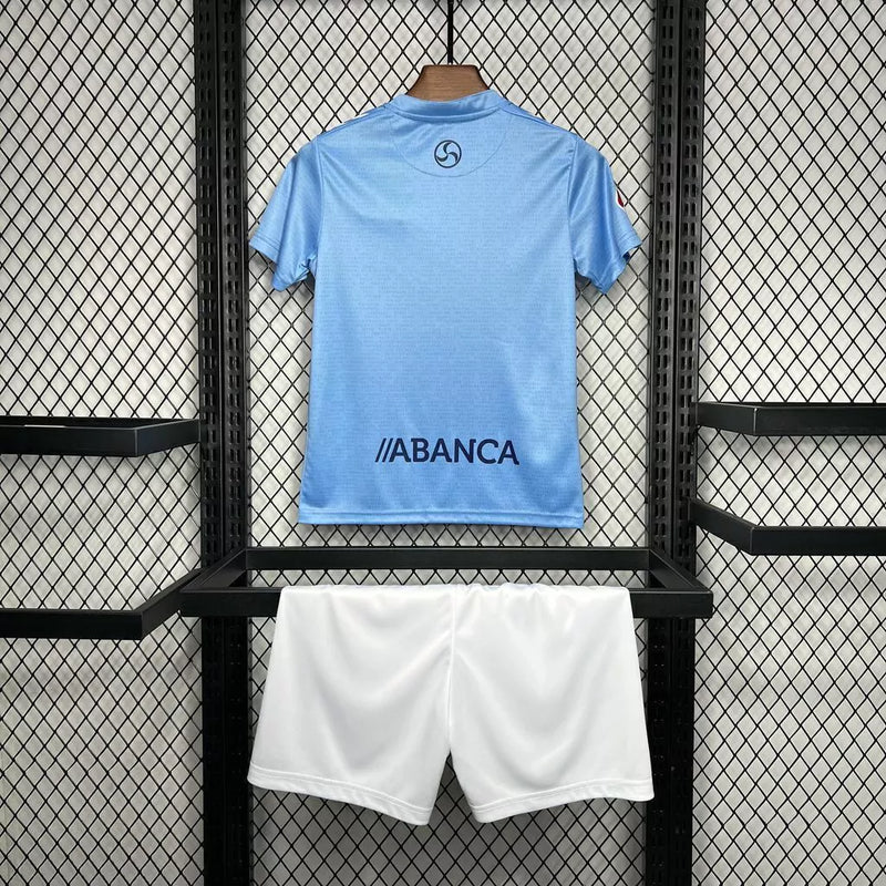 Kit Infantil Celta de Vigo Home (1) 2024/25 Hummel oficial – camisa azul celeste e shorts, uniforme completo para jovens torcedores do Celta, confortável e ideal para treino, lazer ou presente."