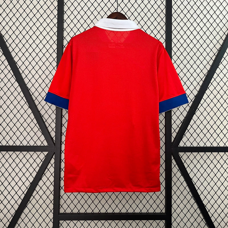 Camisa Chile Home II 2015/16 Nike retrô masculina vermelha com detalhes azuis e brancos, gola polo com botão e tecido leve respirável para torcedores e colecionadores