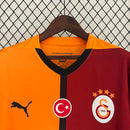 Camisa Galatasaray Home I 2024/25 Puma Torcedor Masculina Laranja com detalhes em vermelho, escudo do clube, design moderno e confortável para torcedores apaixonados.