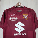 “Camisa Torino Home I 2024/25 Torcedor Masculina Vinho com detalhes brancos, escudo bordado e design clássico que representa a tradição do clube italiano.”