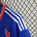 Camisa Universidad de Chile Home 2023/24 masculina azul, torcedor Adidas, uniforme futebol La U, camiseta oficial torcida, tecido respirável Climacool, design moderno e escudo do clube destacado"