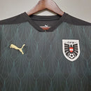 Camisa Áustria Away II 2020/21 Puma Torcedor Masculina, preta, com escudo da seleção austríaca e logo Puma em destaque, feita em tecido leve e respirável, modelo masculino com caimento confortável, ideal para jogos e uso casual.”