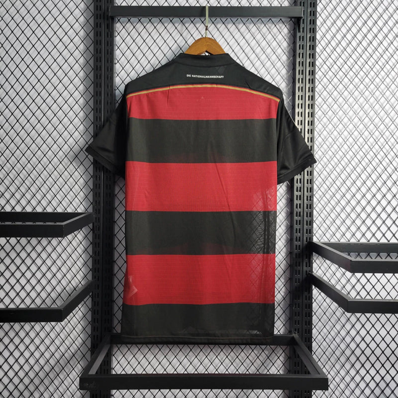 Camisa Alemanha Away II 2014/15 Adidas Retrô Masculina branca com detalhes em preto, vermelho e dourado, tecido leve e respirável, corte masculino – ideal para torcer, colecionar e uso casual.