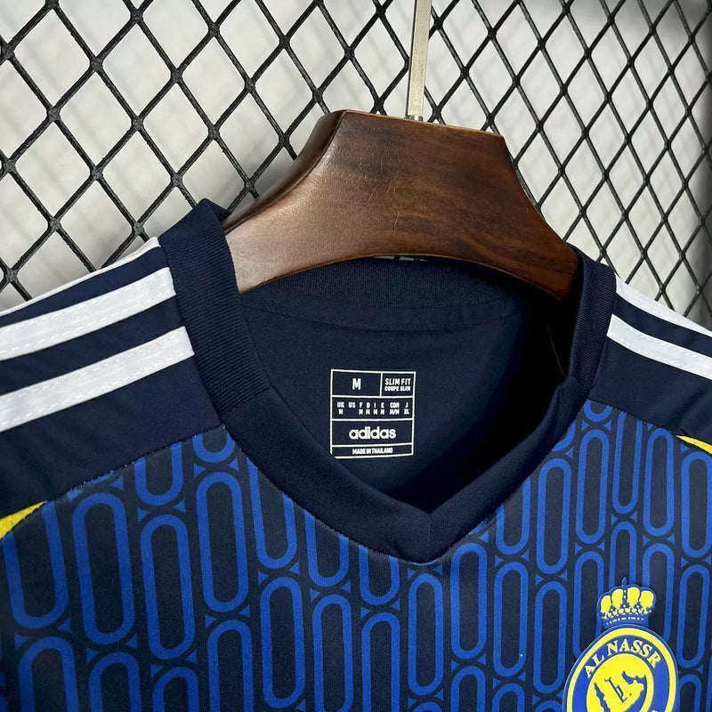 Camisa Al-Nassr Away (2) 2024/25 Adidas Torcedor Masculina branca com detalhes em azul e dourado, escudo do clube aplicado no peito e logo Adidas bordado."