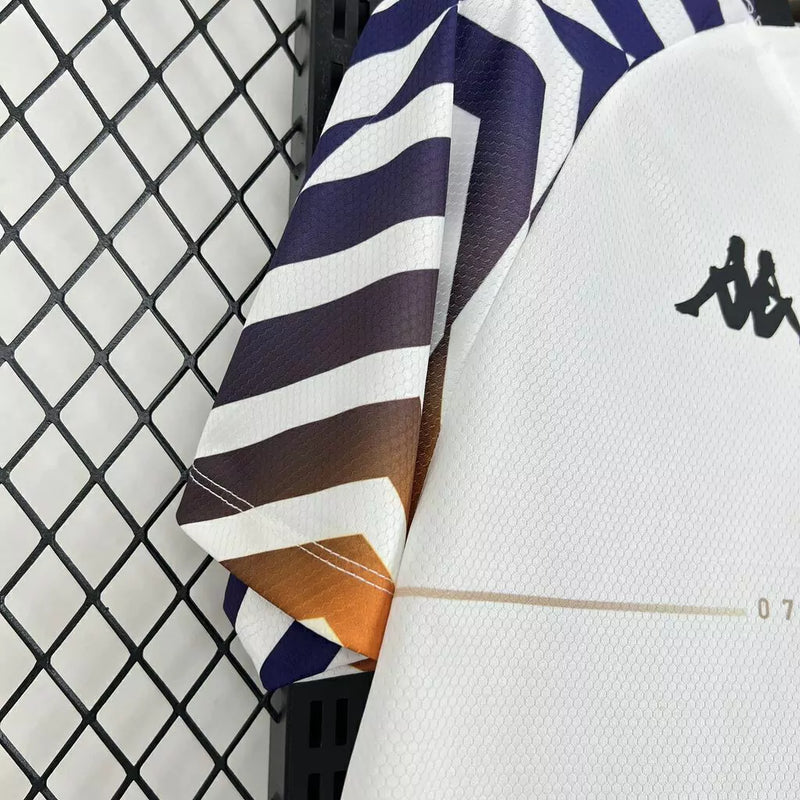 Camisa Vasco da Gama Pré-Jogo 2024/25 Kappa Torcedor Masculina, branca com detalhes de inclusão e escudo do clube no peito, tecido leve e respirável, ideal para treinos e uso casual.