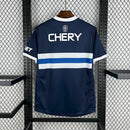 Camisa Universidad Católica Away II 2025/26 Puma Torcedor Masculina na cor azul, modelo de futebol com escudo do clube chileno no peito, design moderno e tecido leve, ideal para torcedores e colecionadores.