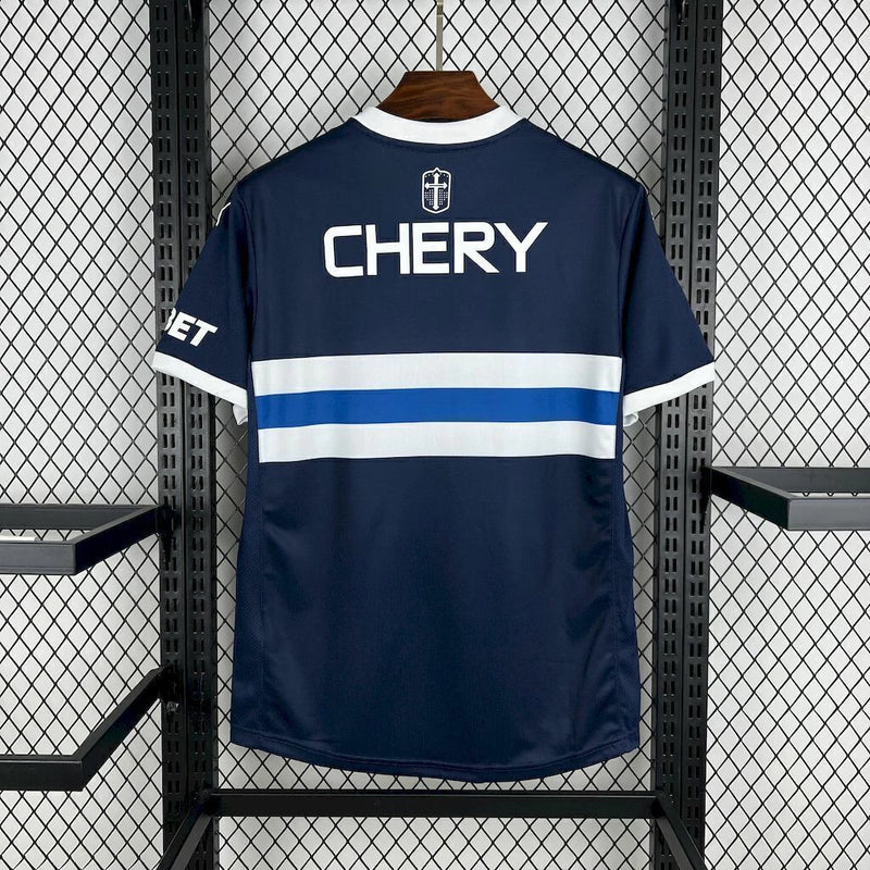 Camisa Universidad Católica Away II 2025/26 Puma Torcedor Masculina na cor azul, modelo de futebol com escudo do clube chileno no peito, design moderno e tecido leve, ideal para torcedores e colecionadores.