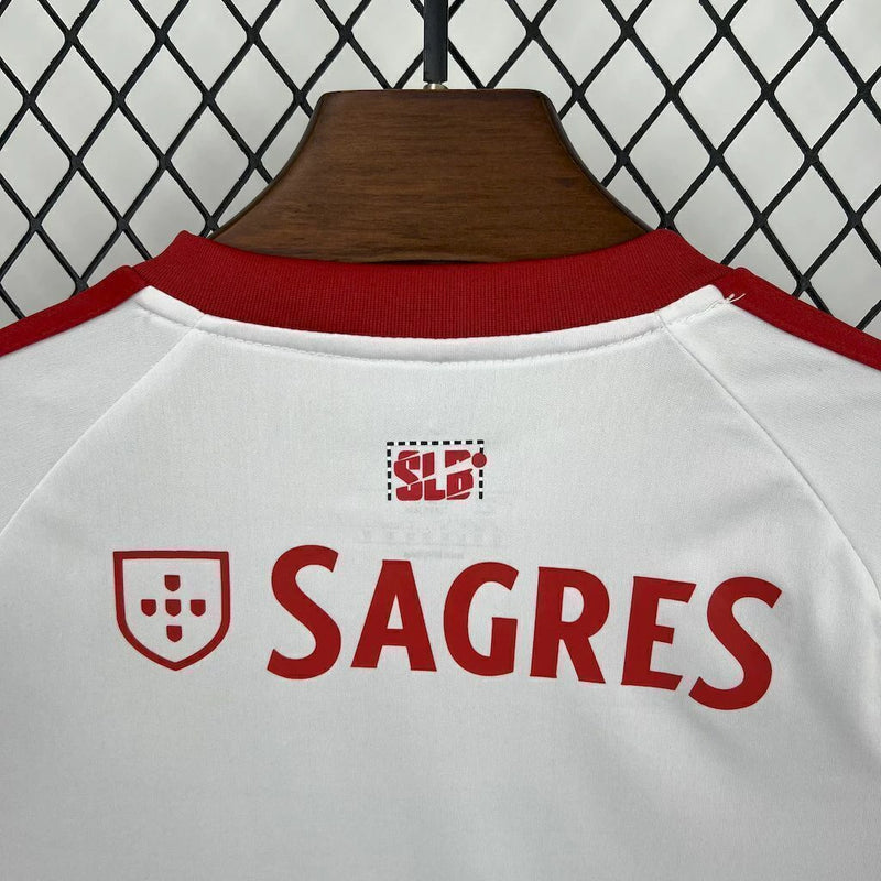 Kit Infantil Benfica Third III 2025/26 Adidas, uniforme oficial com camisa e shorts, design moderno e escudo do Benfica, disponível dos 3-4 aos 12-13 anos."