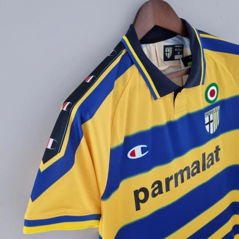 Camisa Parma Home I 1999/00 Retrô Masculina Amarela com detalhes em azul, escudo clássico do clube italiano e design fiel à época.”