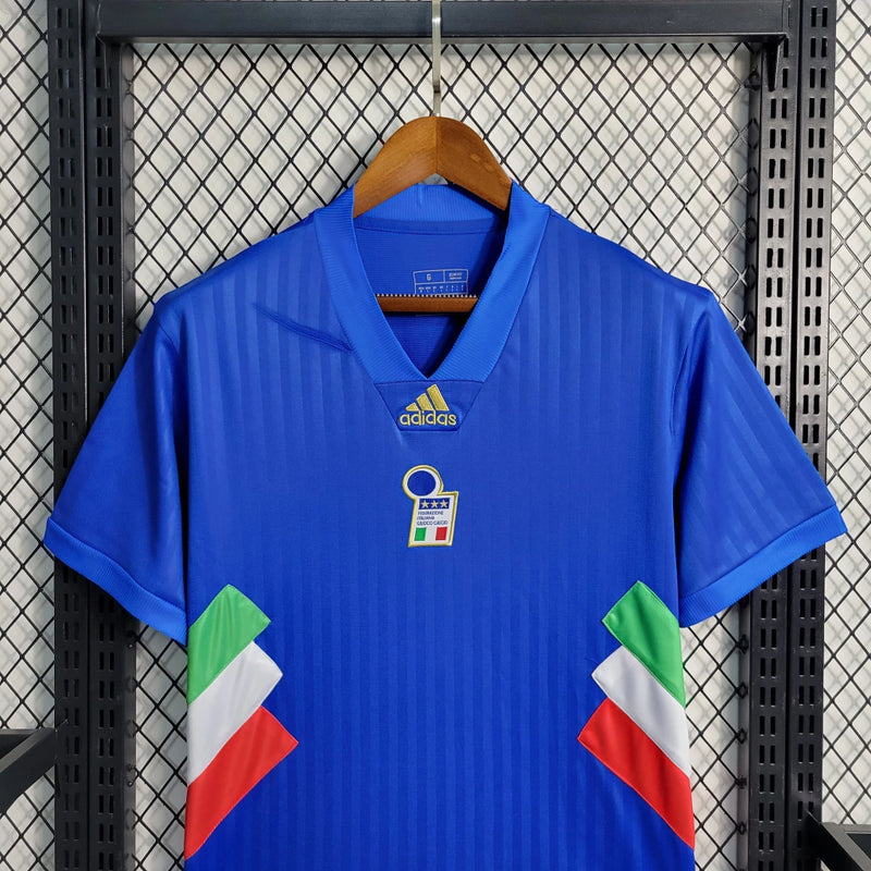 Camisa Itália Edição ICON 2023/24 Adidas Torcedor Masculina, azul vibrante, com escudo da seleção italiana e logo Adidas em destaque, modelo casual e confortável, ideal para torcedores e colecionadores.”