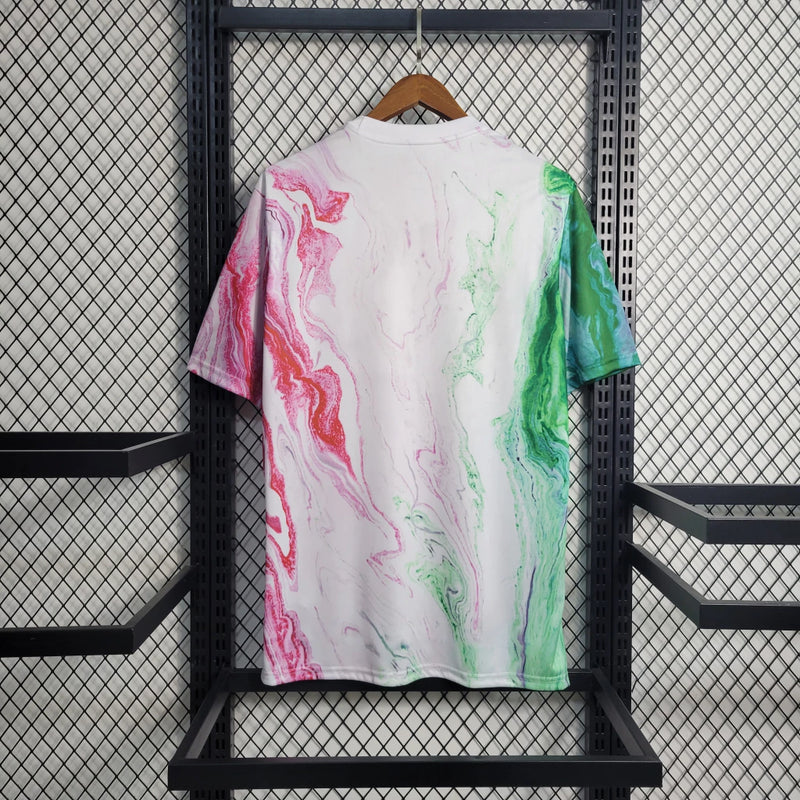 Camisa Itália Pré-Jogo 2023/24 Adidas Torcedor masculina, branca, com escudo da seleção italiana no peito e três listras Adidas nos ombros, feita em tecido leve e respirável, modelo com caimento torcedor mais solto e confortável, ideal para torcer antes das partidas com estilo e autenticidade.”