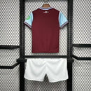 “Camisa infantil West Ham Home 2024/25 Umbro, uniforme oficial grená com detalhes em azul celeste e branco, design clássico para jovens torcedores da Premier League”
