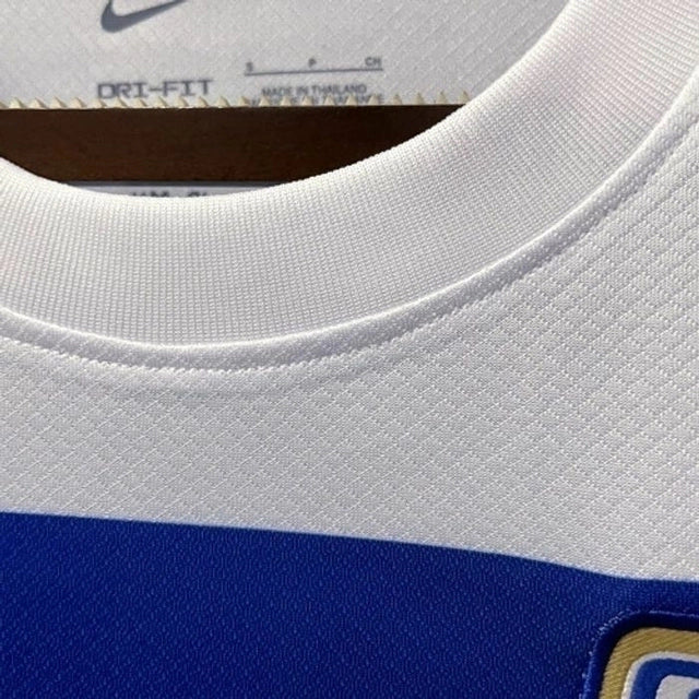 "Camisa Finlândia Home I 2022/23 Nike masculina branca com cruz azul e detalhes dourados, gola redonda e mangas curtas, modelo torcedor em tecido leve e respirável para fãs da seleção finlandesa"