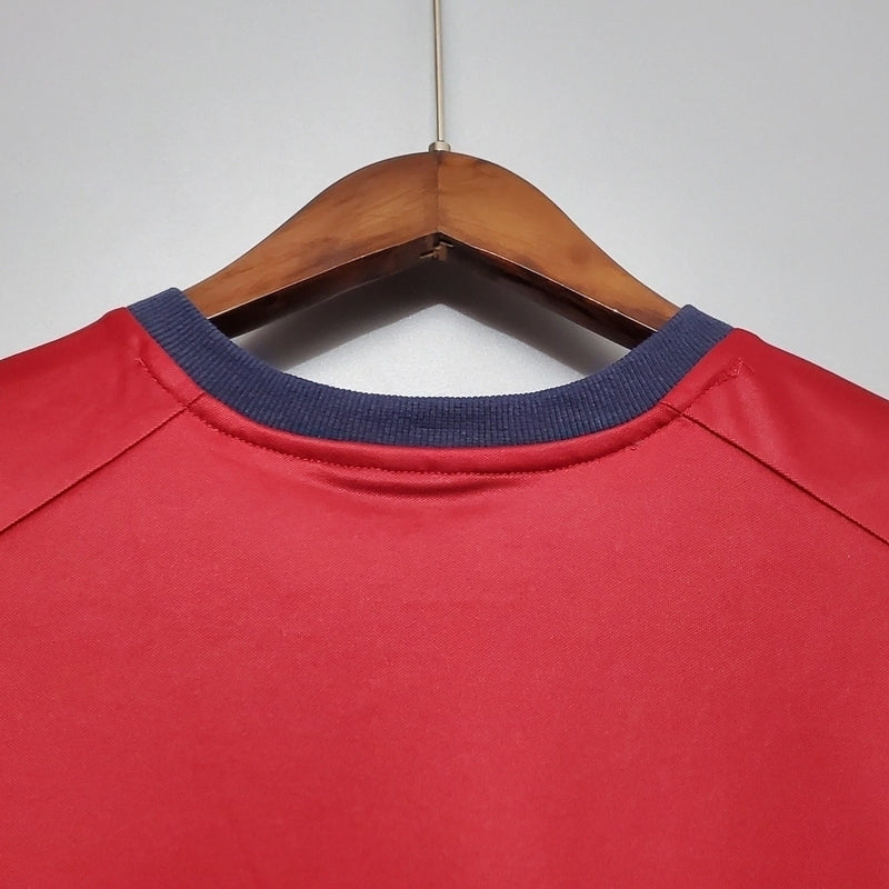 “Camisa Itália Goleiro 2006/07 Puma Retrô masculina, vermelha, com escudo da seleção italiana no peito e detalhes clássicos da temporada 2006/07, feita em tecido leve e confortável, ideal para colecionadores, fãs de futebol histórico e uso casual.”