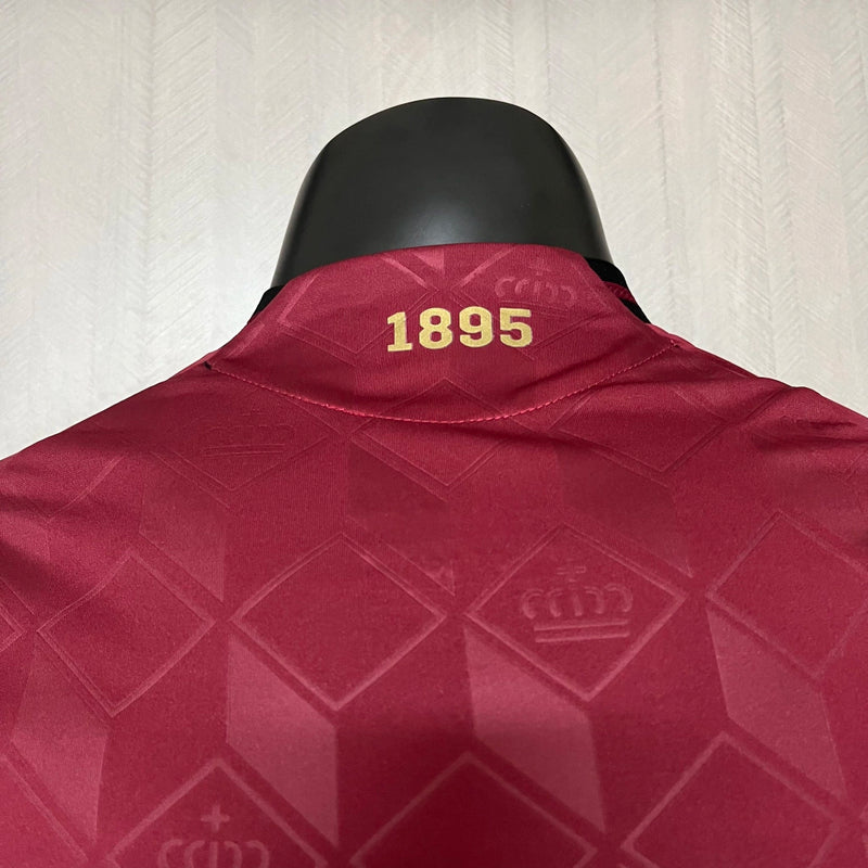 Camisa Bélgica Home I 2024/25 Adidas Jogador masculina, vinho, com escudo da seleção belga no peito, três listras Adidas nos ombros e tecnologia HEAT.RDY, modelo com caimento mais justo e tecido leve, ideal para máximo desempenho, treinos e colecionadores apaixonados.”