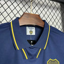 Camisa Boca Juniors Home (1) 1994/95 Olan Retrô Masculina azul com faixa amarela horizontal, escudo bordado tradicional e gola careca clássica.