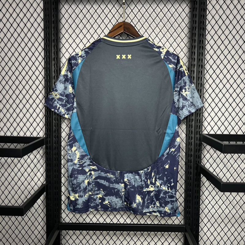 Camisa Ajax Away (2) 2024/25 Adidas Torcedor Masculina oficial, modelo fora de casa da temporada 2024/25, com escudo do Ajax e logo Adidas, design moderno e tecido AEROREADY."