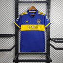 Texto alternativo para imagem:
Camisa Boca Juniors Home (1) 2020/21 Retrô Adidas Masculina azul com faixa amarela, escudo bordado e logo Adidas clássico estampado.

