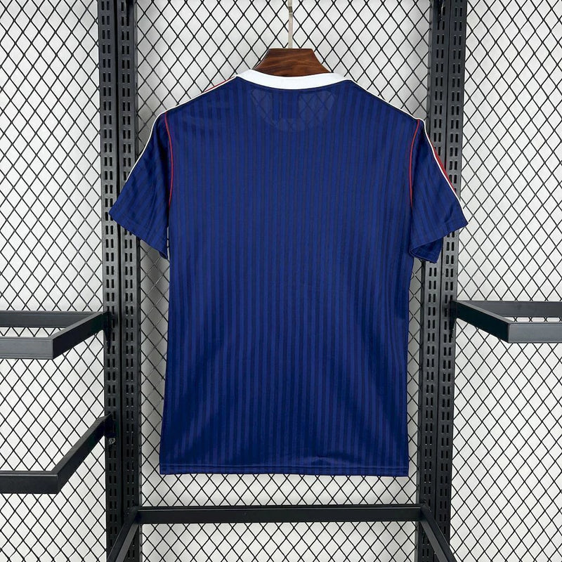 Camisa Arsenal Icon 2025/26 Adidas Torcedor Masculina azul, modelo oficial inspirado no uniforme clássico dos Gunners, com escudo do Arsenal em destaque e logo Adidas bordado.