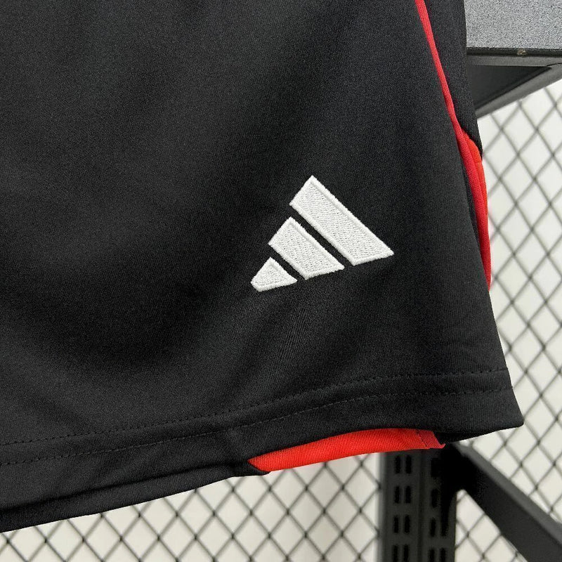 Kit Infantil Benfica Pré-Jogo 2025/26 Adidas, camisa e calça/shorts oficiais em vermelho e branco, disponível para crianças de 3-4 a 12-13 anos, confortável e ideal para pequenos torcedores."