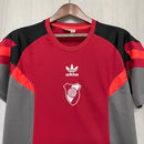 Camisa River Plate Origens 2025/26 Adidas Torcedor Masculina na cor vinho, modelo oficial com escudo do clube argentino, tecnologia Aeroready e design inspirado na tradição dos Millonarios.
