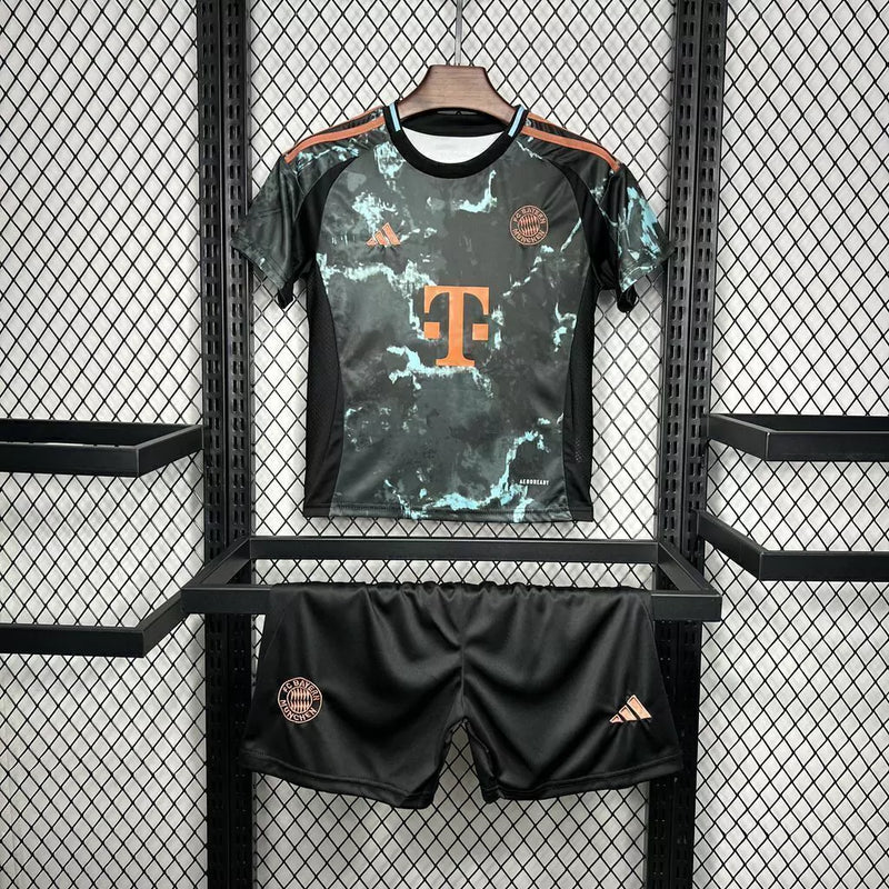 Kit Infantil Bayern de Munique Away II 2024/25 Adidas com camisa e short, uniforme infantil vermelho e branco, tecido leve AEROREADY, ideal para jogos, treinos e jovens torcedores."