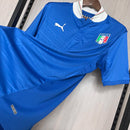 Camisa Itália Home I 2012/13 Puma Retrô Masculina, azul, com escudo da seleção italiana e logo Puma em destaque, feita em tecido leve e confortável, modelo retrô com caimento solto, ideal para colecionadores e torcedores.”