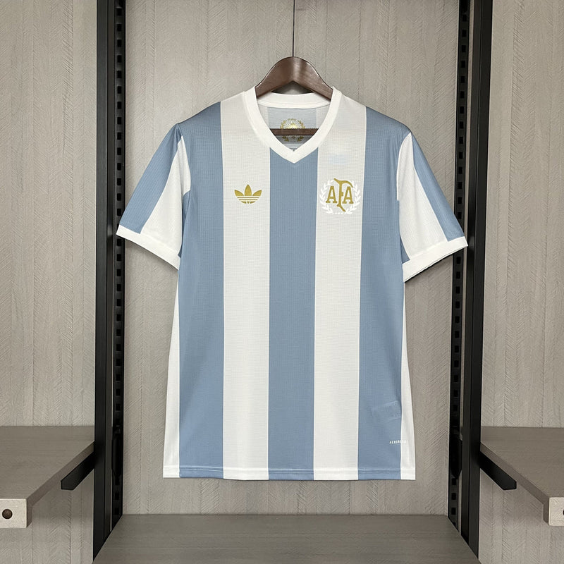 Camisa Argentina "Edição Aniversário" 2024/25 Adidas Torcedor Masculina azul celeste com detalhes brancos, tecido leve e respirável, corte masculino – ideal para torcer, colecionar e uso casual.