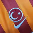 Camisa Galatasaray Third III 2023/24 Nike masculina laranja com detalhes em grafite, tecido leve e respirável, ideal para torcer e jogar futebol com conforto."