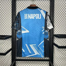 Camisa Napoli Pré-Jogo 2024/25 EA7 Torcedor Masculina azul com padrão geométrico moderno, escudo em alto relevo e logo EA7 no peito, unindo estilo esportivo e conforto para os torcedores napolitanos.