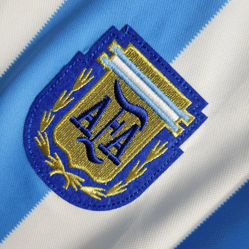 Camisa Argentina Home I 1986/87 Le Coq Sportif Retrô Masculina - uniforme histórico da seleção argentina, listras celeste e branca, gola clássica, tecido leve e respirável, perfeita para torcedores e colecionadores de futebol"