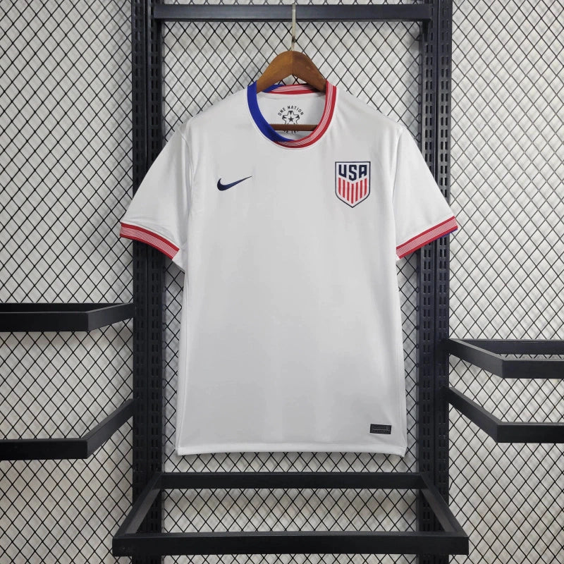 Camisa Estados Unidos Home 2024/25 Masculina Nike para torcedor, branca com detalhes em vermelho e azul, modelo oficial da seleção americana, ideal para fãs dos EUA"