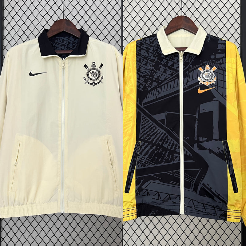 Detalhe da camisa Nike Corinthians 110 Anos 2023 bege com escudo do clube e tecido tecnológico.