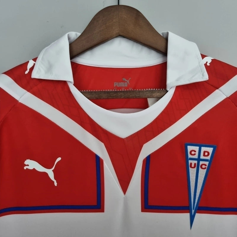 Camisa Retrô Universidad Católica Away II 2009/10 Puma Masculina vermelha, uniforme alternativo do futebol chileno com escudo da Católica no peito, estilo clássico retrô, ideal para colecionadores e torcedores.