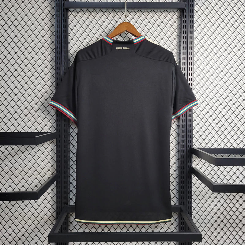 Camisa Jamaica Away II 2023/24 Adidas Torcedor Masculina preta, uniforme alternativo da seleção jamaicana, design moderno em preto com detalhes verde e amarelo, tecido leve e respirável, modelo masculino."
camisa Jamaica Away 2023/24 preta
camisa Adidas Jamaica torcedor masculina
uniforme alternativo seleção Jamaica
camisa Reggae Boyz 2023/24
