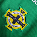 Camisa Irlanda do Norte Home I 2022/23 Adidas feminina verde com detalhes em branco e azul, gola careca, mangas curtas e modelagem ajustada ao corpo em tecido leve respirável"