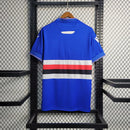 Camisa Sampdoria Home I 2022/23 Torcedor Masculina Azul com faixas branca, vermelha e preta no peito, escudo bordado e design clássico do clube italiano.”