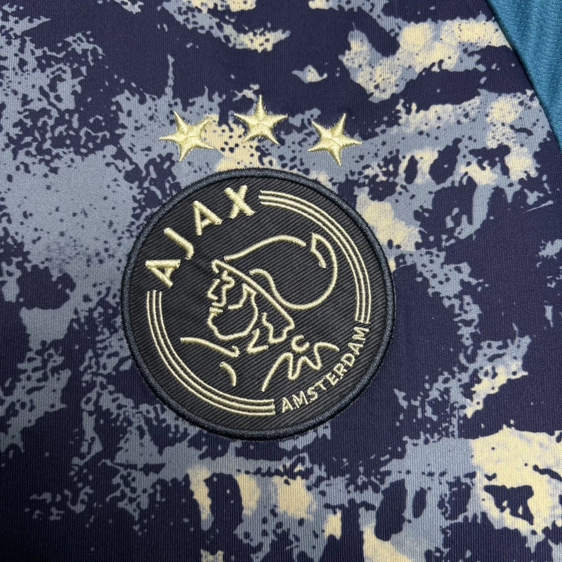 Camisa Ajax Away (2) 2024/25 Adidas Torcedor Masculina oficial, modelo fora de casa da temporada 2024/25, com escudo do Ajax e logo Adidas, design moderno e tecido AEROREADY."
