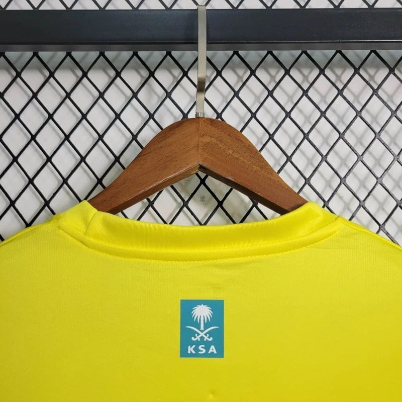Camisa Al-Nassr Home (1) 2023/24 Nike Torcedor Manga Longa Masculina amarela com detalhes azuis, escudo oficial do Al-Nassr no peito e tecnologia Nike Dri-FIT."
