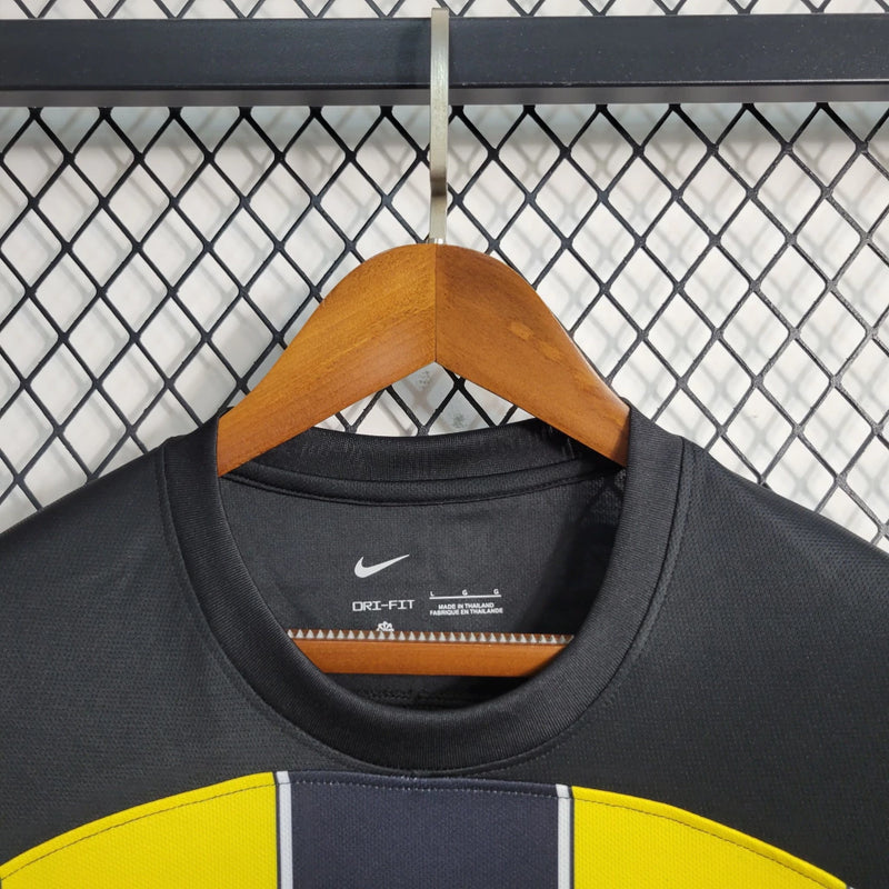 Camisa Al-Ittihad Home (1) 2023/24 Nike Torcedor Masculina com design listrado em preto e amarelo, escudo oficial estampado e tecido leve com tecnologia Dri-FIT para alta respirabilidade e conforto.
