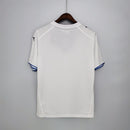Camisa Itália Away II 2006/07 Puma Retrô masculina, branca, com escudo da seleção italiana no peito e detalhes clássicos da temporada 2006/07, feita em tecido leve e confortável, ideal para colecionadores, fãs de futebol retrô e uso casual.”